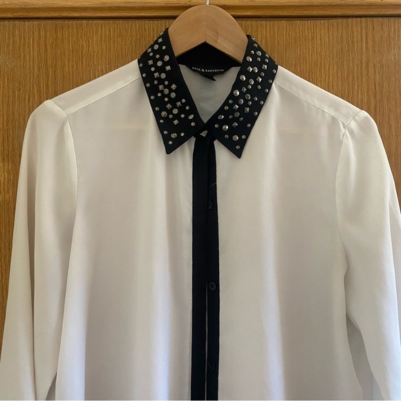 ROCK & REPUBLIC • Studded Collar Button Down Shirt - Size L - Picture 3 of 16